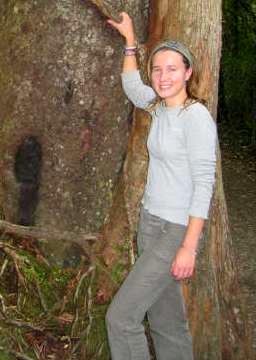 Foto van Sanne Gresnigt bij een boom in Nieuw Zeeland (2005)